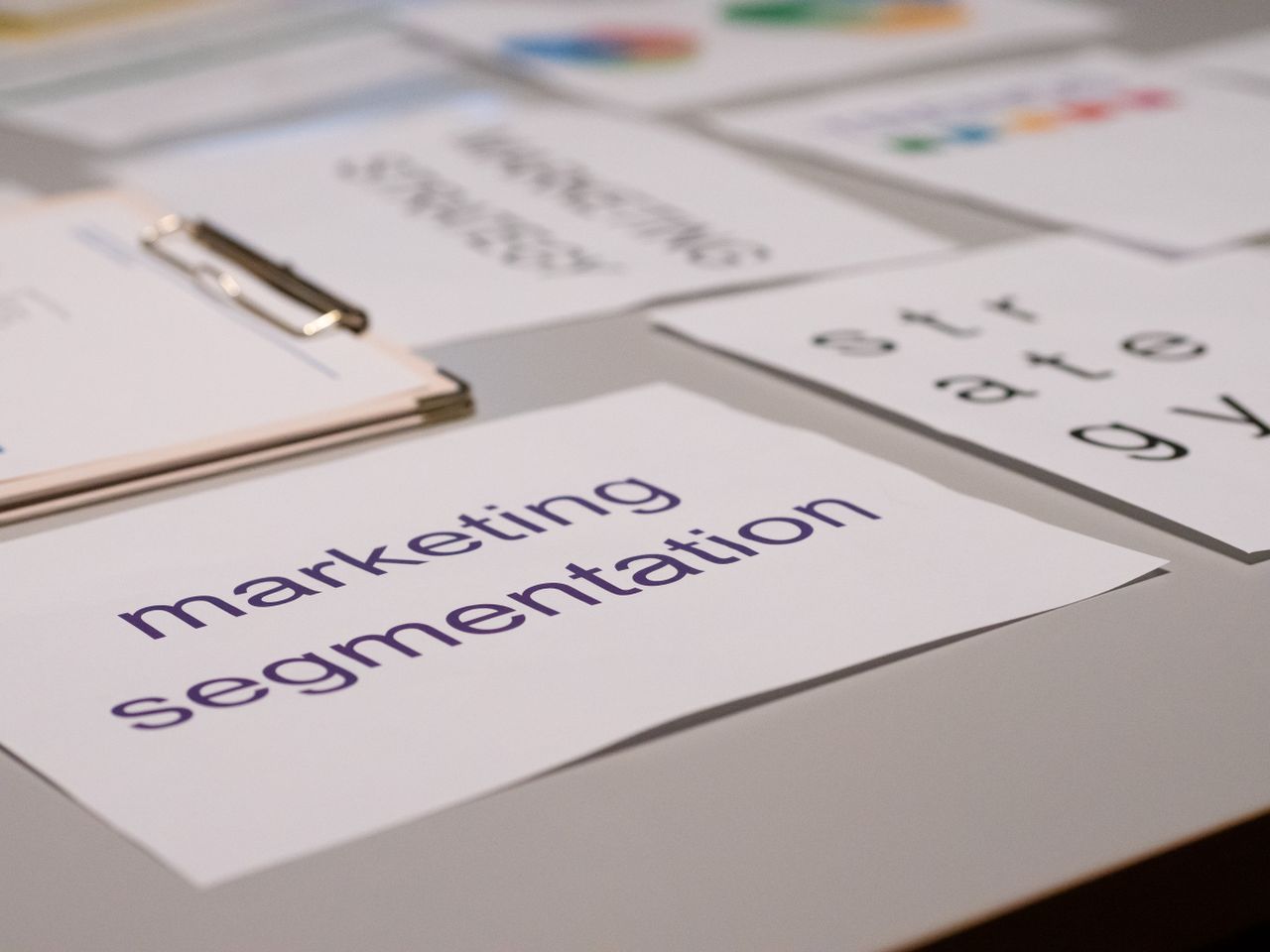 Vue rapprochée de plusieurs documents marketing posés sur un bureau, idéale pour les échanges autour du business et de la stratégie.
